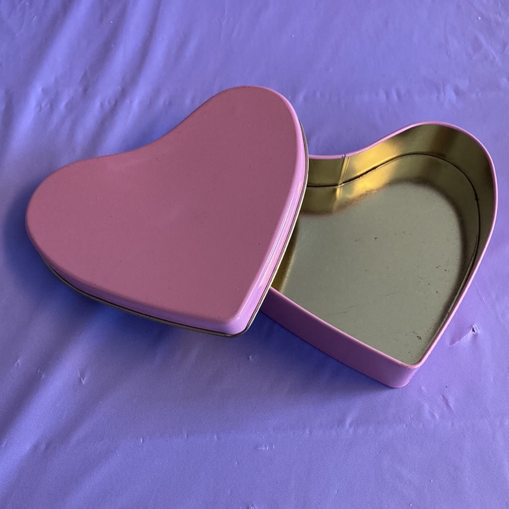 Pink Heart Tin Storage Container - Picture 1 of 12